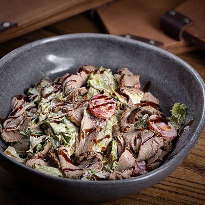 Салат с ростбифом и имбирным соусом в Luna Dostyk по цене 3990 ₸