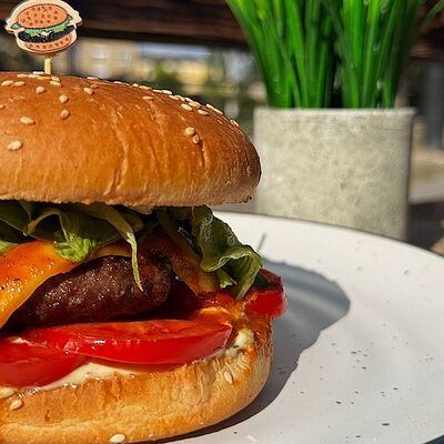 Фирменный Бургер в Щастьебар по цене 550 ₽