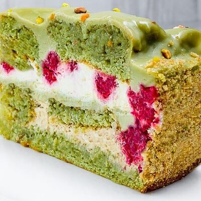 Фисташковый торт с малиной в Шашлычара по цене 540 ₽