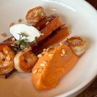 Креветки с кремом из батата и печёной морковью в More More