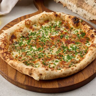 Пицца с грибным рагу, копчёным сыром и трюфельным маслом 25 см в Si по цене 590