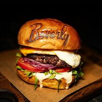 Бургер с яйцом и моцареллой в Beverly