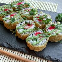 Ролл Кранч с тунцом и соусом чука в Uminami