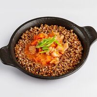Каша гречневая с курицей в томатном соусе в IPPIN - Fusion Panasia