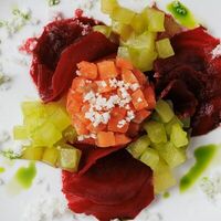 Тартар из форели и спелого манго в Васнецовъ