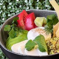 Киноа с авокадо, яйцом пашот и овощами в Кафе Май