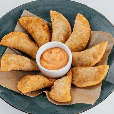 Мини-чебуреки с крабом и креветками в Магадан по цене 689 ₽