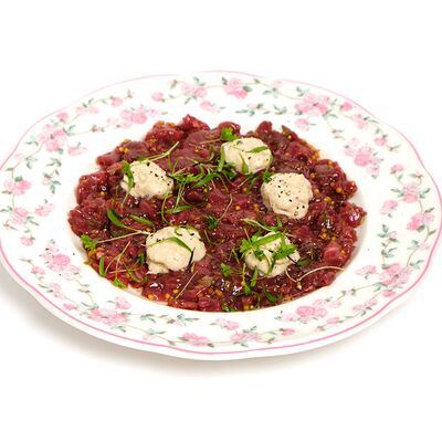 Тартар из говядины с кремом из артишоков в Ciro bistro по цене 1300 ₽