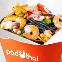 Морепродукты в кисло-сладком соусе с чернильной лапшой в Pad Thai