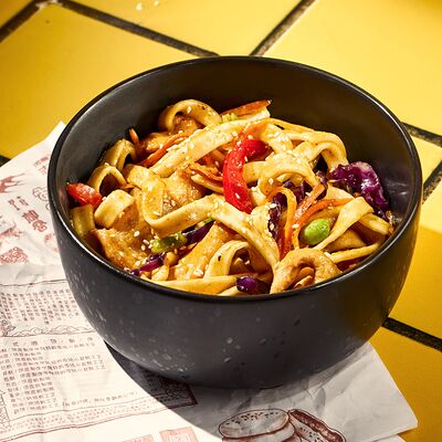 Вок Курица в сливочном карри в Bao по цене 545 ₽