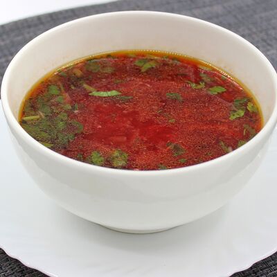 Борщ с мясом цыпленка в Чёрный и белый по цене 125 ₽