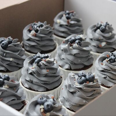 Капкейки серые с голубикойв Miracle bakery по цене 4899 ₽