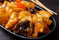 Курица в кисло-сладком соусе с ананасами в Чайна Тун