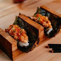 Хенд-ролл с лососем в Mamoru