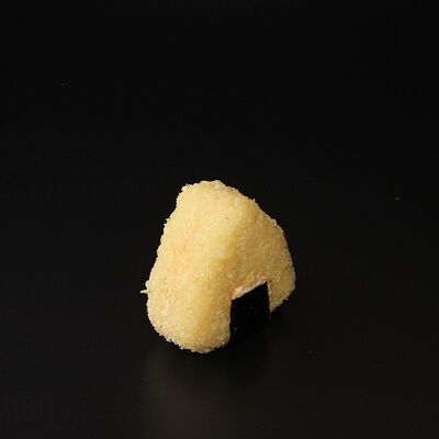 Онигири с лососем жареный в Оsaka по цене 270 ₽