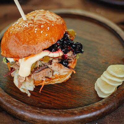 Бургер с рваной свининой и вишневым соусом в НА ЛУНЕ по цене 680 ₽