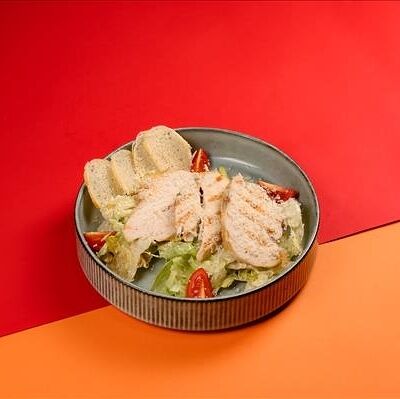 Цезарь с курицей new в Smoky Rabbits Chillout Bar по цене 459 ₽