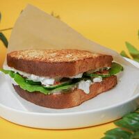 Сэндвич с куриной грудкой в Сырник