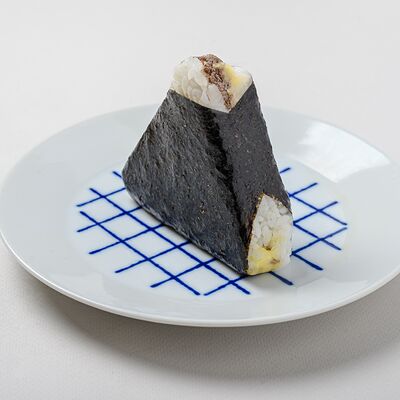 Онигири с говядиной в NYUSURI корейская кухня по цене 350 ₽