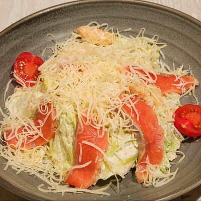 Салат Цезарь с семгой в Троя по цене 650 ₽