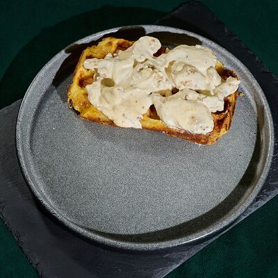 Картофельная вафля с курицей и моцареллой в Solar Coffee по цене 510 ₽