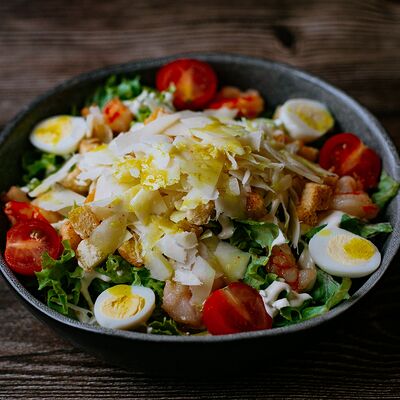 Салат Цезарь с креветками в Gioffre по цене 708 ₽