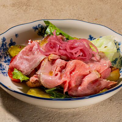 Салат с ростбифом, томатами, картофелем и красным луком в Cafe Sisi по цене 840 ₽