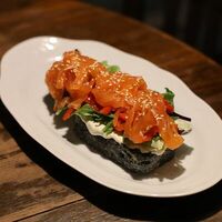 Черная брускетта с форелью и жжеными перцами в Менталитет