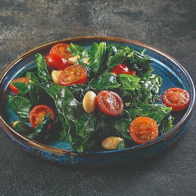 Припущенный шпинат с фасолью и томатами черри в ЛарисуВаннуХочу по цене 390