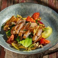 Салат с курицей, маринованными яблоками и хумусом в Kumpan Terra