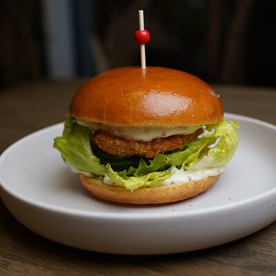 Бургер куриный Медово-Горчичныйв Корова на бочке по цене 780 ₽