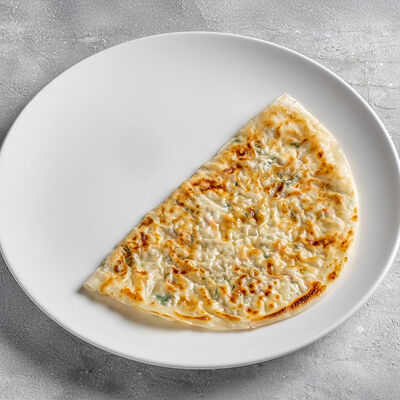 Кутаб с разными травами, зеленью и мацони в КрабыКутабы по цене 190 ₽