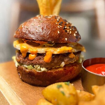 Бургер с говядиной в Kirova street по цене 450 ₽