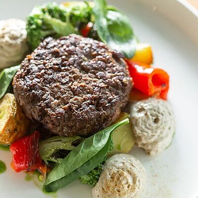 Бифштекс из говядины с овощами гриль и трюфельным соусом в MAYAR по цене 1130 ₽