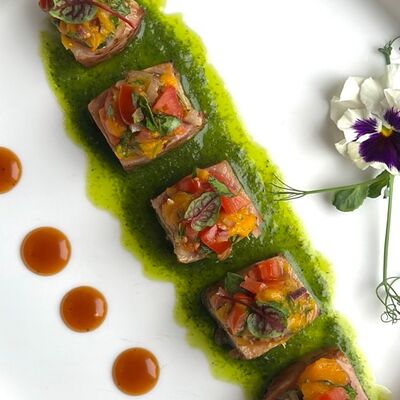 Тунец и пикантная сальса с манго в Crystal по цене 1140 ₽