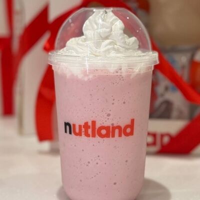 Молочный коктейль Клубника в Nutland по цене 379 ₽