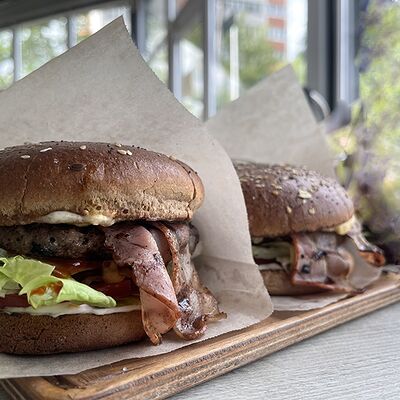 Twix - Бургер от Бати и Чизбургер в Батя Мангал по цене 650 ₽