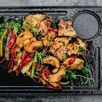 Свинина в чесночном соусе с овощами хибачи в Багс Банни от кафеМафия