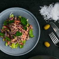Салат с говядиной и грецким орехом в SB Burgers