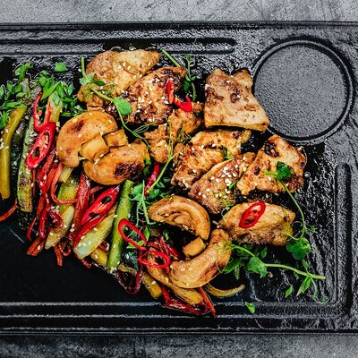 Свинина в чесночном соусе с овощами хибачи в Багс Банни от кафеМафия по цене 460