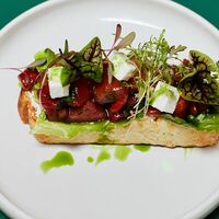 Брускетта с томатами, печеной паприкой и сыром фета в Nuahule