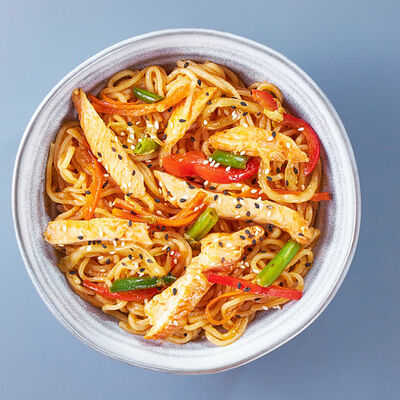 Вок с курицей в остром соусе в Галерея Суши по цене 319 ₽