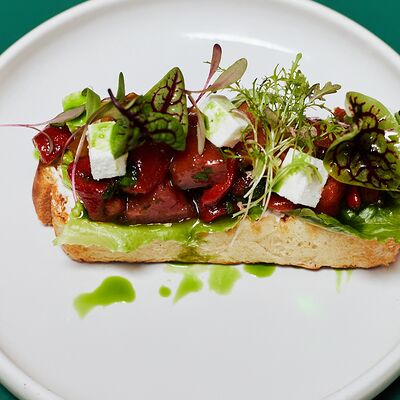 Брускетта с томатами, печеной паприкой и сыром фета в Nuahule по цене 17 р.