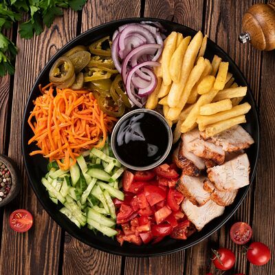 Шаверма на тарелке со свининой BBQ в Кухня 91 по цене 672 ₽