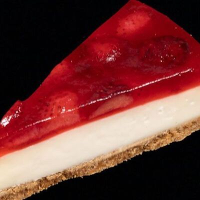 Пирожное Чизкейк с клубникой в Буханка по цене 295 ₽