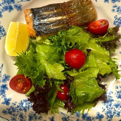 Стейк из форели с салатом из свежих овощей в Airy restaurant по цене 1300 ₽