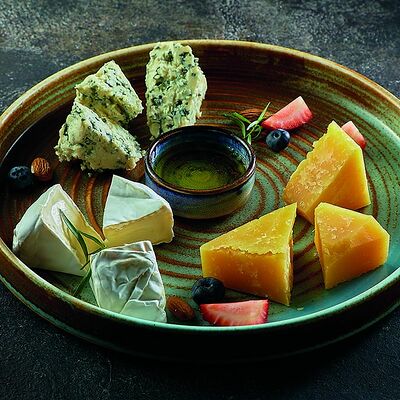 Сырная тарелка Европа в Баклажан в ТЦ 