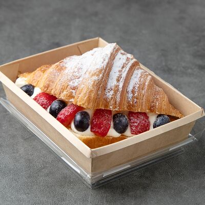 Круассан с кремом и ягодами в Кафе на Филатова по цене 320 ₽