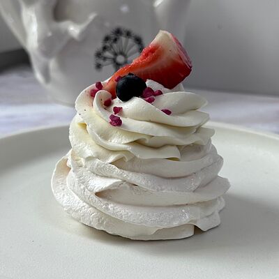 Пирожное Павлова в Любовь есть по цене 260 ₽