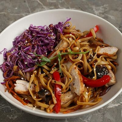 Пшеничная лапша с курицей в FRIENDLOUNGE по цене 480 ₽